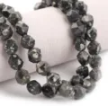 Perline in pietra naturale sfaccettate primo piano, agata cristallo grigio accessori. - Pietra Sesamo Nero Importata