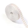 Gros plan d'un rouleau de ruban écossais beige et blanc avec bord ondulé double face. - 5 Yards/Rouleau / Champagne