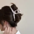 Elegante stoffummantelte große Haarklammer für Damen, stilvolles Herbst Winter Haaraccessoire für Dutt. - Umwickelter Stil mit Label / Hellviolett