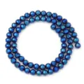 Detail van gefacetteerde donkerblauwe geplateerde glaskralen voor DIY sieraden maken. - Blauw