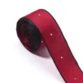 Primo piano dettagliato di nastro in raso rosso con strass e bordi neri per hobbistica. - 3 Yards/Rotolo / Rosso
