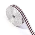 Primo piano dettagliato di un rotolo di nastro a quadri bianco con bordo ondulato per fai da te. - 5 Yard/Rotolo / Caffè