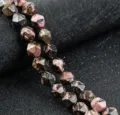 Primo piano di perline in pietra naturale sfaccettata, agata cristallo colorata accessori per gioielli. - Rodonite con linee nere