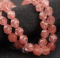 Vista dettagliata di perle di cristallo rosa sfaccettate per accessori gioielli fai da te. - Rosso anguria