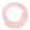 Detailopname van gefacetteerde roze kristalglas kralen, perfect voor DIY sieraden. - Roze