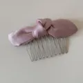 Rosa Satin Schleife Haarkamm für Damen, elegantes Steckkamm Zubehör für Pony und Frisuren. - Geknoteter Schleifenkamm / Rosa