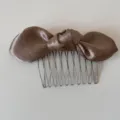 Satin Schleife Haarkamm elegante Metallzähne Haaraccessoire für Frauen Styling im Alltag - Geknoteter Schleifenkamm / Braun
