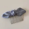Detailansicht grauer Satin Schleife Haarkamm, eleganter Steckkamm für das tägliche Styling. - Geknoteter Schleifenkamm / Blaugrau