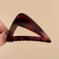 Detailaufnahme der eleganten Schildpatt Dreieck Haarklammer, ideal für das tägliche Styling. - 19# Matt Schildpatt - Schräges Dreieck