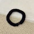 Schwarzer Satin Plissee Haargummi Zopfgummi, elegante hochelastische Haarband für Damen. - Plissiertes Haargummi mit Perlen / Schwarz