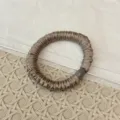 Taupefarbenes Satin Plissee Haargummi, eleganter elastischer Zopfgummi, minimalistisches Haarband. - Plissiertes Haargummi mit Perlen / Grau