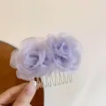 Zarte helllila transparente doppelte Blumen Haarkamm Detailansicht, eleganter Haarschmuck Stil. - Lila