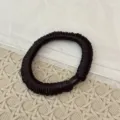 Dunkelbrauner Satin plissierter Haargummi, elegante hochelastische Haarband für den Alltag. - Plissiertes Haargummi mit Perlen / Dunkelbraun