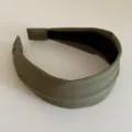 Olivgrünes geripptes breites Stirnband, einfarbiger Haarreif für Damen im Alltag Accessoire - Armeegrün