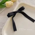 Schwarze Schleife Haarspange, elegante Satin Haarschmuck für Seitenponys und Alltagsstyling. - Schleife Streamer Haarspange / Entenschnabel-Clips / Schwarz
