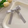 Graue Satin Schleife Haarklammer, elegante Entenschnabel Haarspange für Damen Alltagsstyling. - Schleife Streamer Haarspange / Entenschnabel-Clips / Grau