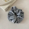 Graues Plüsch Samt Haargummi für Damen, flauschiges Haarband und elastisches Haaraccessoire. - Graublau