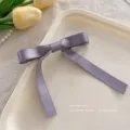 Graue Satin Schleife Haarklammer, elegante Haarschleife mit Entenschnabelclip für Styling. - Schleife Streamer Haarspange / Entenschnabel-Clips / Lila