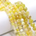 Primo piano dettagliato di perline in agata bicolore gialla per accessori di gioielli fai da te. - Diametro 6mm Dimensione del Foro Circa 0.8mm (Circa 60 Perline) / Fiore di Ghiaccio Giallo
