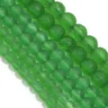 Perles en verre craquelé mat vert gros plan, idéales pour bracelets colliers DIY faits à la main. - Vert