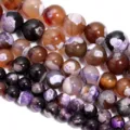 Primo piano di perline rotonde in agata naturale con dettagli di motivi viola e marroni. - 6mm / Agata di Fuoco Bicolore Viola