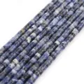 Dettaglio in primo piano di perline distanziali a ruota in pietra blu naturale per gioielli fai da te. - 4mm (160 Pezzi) / Sodalite
