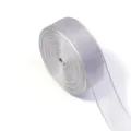 Nahaufnahme einer glitzernden silbernen Perlgarn-Bandrolle, ideal für Basteln und Geschenkverpackung. - Bandbreite 2,5 cm 10 Yards/Rolle / Silbergrau