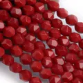 Dettaglio in primo piano di perline di agata di cristallo sfaccettate rosso vivo per gioielli. - Imitazione Rosso Aka