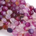 Dettaglio in primo piano di perline di cristallo di agata viola sfaccettate per gioielli. - Agata Viola