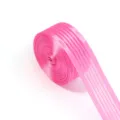 Gros plan détaillé d'un rouleau de ruban rayé rose vif, idéal pour les emballages cadeaux. - Largeur 2.5cm 10 Yards/Rouleau / Rouge Rose Clair