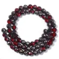 Close-up van gefacetteerde kristalglas kralen, metalliek grijs en rood DIY sieraden. - Rood & Zwart
