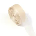 Nahaufnahme von champagnerfarbenem Organzaband, feine Kantennaht für DIY Bastelarbeiten. - Bandbreite 2,5 cm 10 Yards/Rolle / Champagner