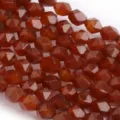 Primo piano di perline di pietre preziose in agata rossa naturale sfaccettate per gioielli. - Agata rossa