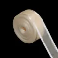 Detailaufnahme von transparentem Organzaband mit weißem Rand für Geschenke und Deko. - 2,5 cm 10 Yards/Rolle / Beige