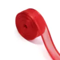 Rote Organzaband-Rolle Detailaufnahme mit Satinrand und transparenter Textur zum Geschenkeverpacken - 2,5 cm 10 Yards/Rolle / Rot