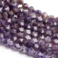 Vista dettagliata di perle in cristallo viola naturale sfaccettato diamante per gioielli fai da te. - Ametista