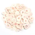 Vista di dettaglio di perline di conchiglie a spirale naturali, accessori per gioielli DIY rosa. - Conchiglia a Coda di Lumaca Perforata / Diametro Esterno 10-13mm (40g/Circa 35 Pz)