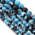 Primo piano di perline in agata blu e nera, perfette per la creazione di gioielli fai da te. - Diametro 6mm Dimensione del Foro Circa 0.8mm (Circa 60 Perline) / Fiamma Blu Lago