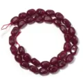 Vue détaillée de perles de pierres précieuses ovales rouge foncé pour accessoires de bijoux. - Diamètre 8*12mm, Trou 1.0mm (Environ 33 Perles) / Colonne rectangulaire irrégulière bordeaux