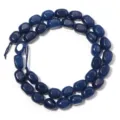 Vue détaillée de perles lâches ovales irrégulières en pierre gemme bleue foncée pour bijoux. - Diamètre 8*12mm, Trou 1.0mm (Environ 33 Perles) / Colonne rectangulaire irrégulière bleu lapis