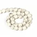 Perle rotonde sfuse in turchese sintetico filo d'oro, dettaglio gioielli braccialetto DIY pietra bianca. - Pietra a Linea Oro Bianca