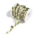 Gros plan détaillé de corde de chanvre beige tressée avec des feuilles de tissu vert. - Corde de Cire Environ 7mm de Large / Blanc Cassé