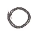 Nahaufnahme von grauen Edelstein-Losperlensträngen als DIY-Schmuckzubehör und Bastelmaterial. - 4mm (Ca. 90-95 Stk) / Silberobsidian