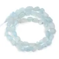Primer plano detallado de hilo de cuentas de piedra preciosa de cristal azul claro. - Diámetro aprox. 5-10mm, Apertura aprox. 0.8mm (aprox. 45 piezas) / Aguamarina Irregular