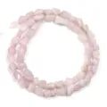 Vue de detail de perles de cristal ovales irregulieres, ideales pour bijoux faits main. - Env. 45 Pièces/Paquet / Kunzite