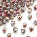 Primo piano dettagliato di perline di cristallo sfaccettate triangolari per bigiotteria DIY. - Rosa Viola