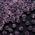 Primer plano de cuentas de cristal facetadas de color lila claro para bisutería DIY. - Diámetro Aprox. 6mm Agujero Aprox. 1.3mm 50 Piezas/Paquete / Rosa puro