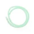 Nahaufnahme von gruenen Chalcedon Edelstein runden Perlen fuer DIY Schmuckherstellung. - Runde Perlen / 4mm Durchmesser (ca. 85 Stk)