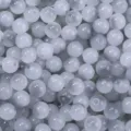 Nahaufnahme von milchigen zweifarbigen Glasperlen für DIY Schmuckherstellung Accessoires. - Grau