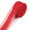 Vista dettagliata del nastro in poliestere rosso arricciato, ideale per regali e fai. - Nastro con Bordo a Volant / 2,5 CM di Larghezza / Rosso